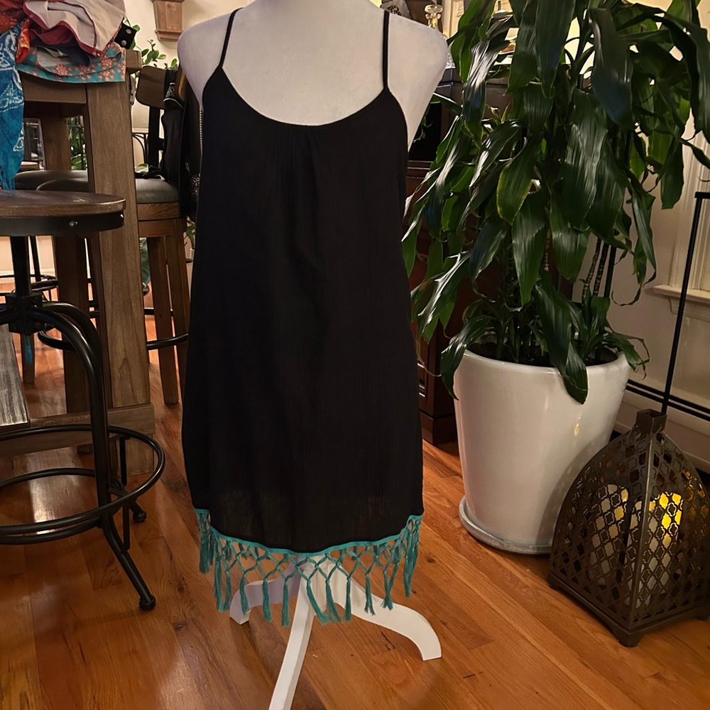 Raisins Black Top with Yellow Tag